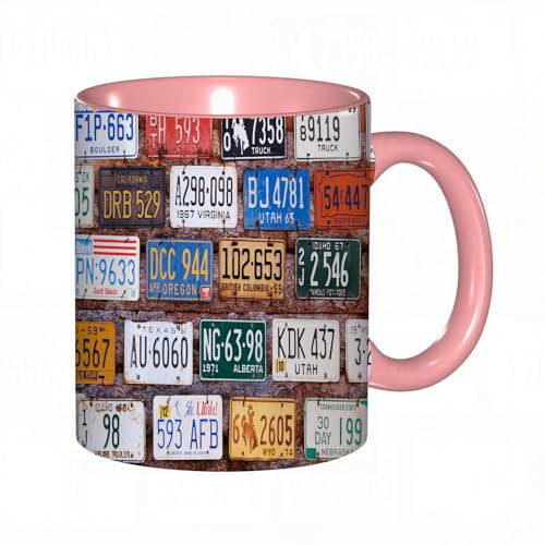 EKLMPS Becher aus Keramik, Ideal als Geschenk, Hochwertiger Aufdruck, Tasse mit Motiv, Tee Becher, Coffee Cup, 330ml,Alte amerikanische Autokennzeichen auf einer Ziegelmauer im ländlichen Utah