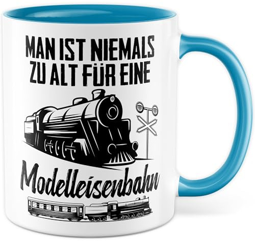 Modeleisenbahn Tasse mit Spruch - Geschenk Man ist niemals zu alt für eine Modelleisenbahn - Kaffeetasse aus Keramik 330 ml - Eisenbahnliebhaber Eisenbahnsammler Kaffee-Becher (Weiß/Blau)