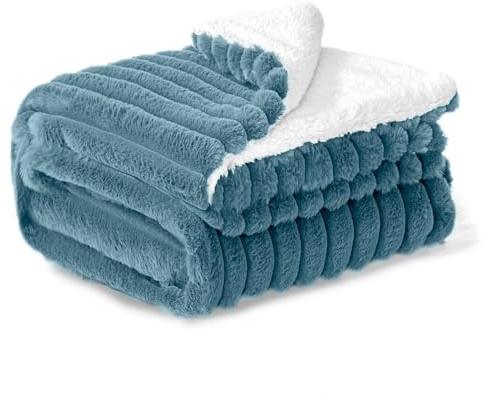 BEDELITE warme Decke Sherpa Kuscheldecke Flauschig Hellblau 150x200 | dicke Deko Fleecedecke, Cord Überwurf für Wohnzimmer und Schlafzimmer, weiche Wohndecke, Tagesdecke, das ideale Geschenk