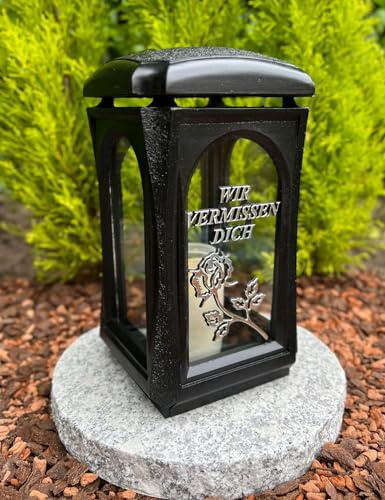 Grablampe mit 3D Text - WIR VERMIESSEN Dich - 29 cm H. Farbe SCHWARZ Grabkerze Kerze Grablicht Grabdeko Gartenlampe Laterne ohne Sockel - Kerze Gratis.
