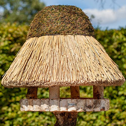 VOSS.garden Vogelvilla XL Föhr mit Reetdach, Naturbelassene Birke 50cm große Futterplatte, Vogelfutterstation Futterhaus Vogelhaus Vogelhäuschen