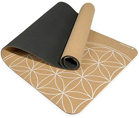 Navaris Yogamatte aus Kork rutschfeste Matte - Yoga Sportmatte Fitnessmatte mit Tragegurt - 183x61x0,5cm Fitness Gymnastikmatte - Schadstofffrei