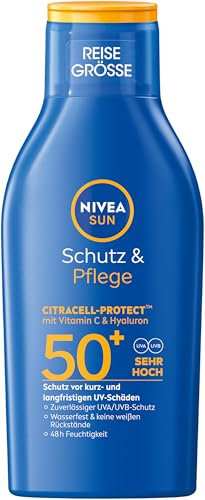 NIVEA SUN Schutz & Pflege Sonnenlotion LSF 50+, wasserfester Sonnenschutz mit Vitamin C & Hyaluron, schnell einziehende Sonnencreme für 48h Feuchtigkeit ohne weiße Rückstände (100 ml)
