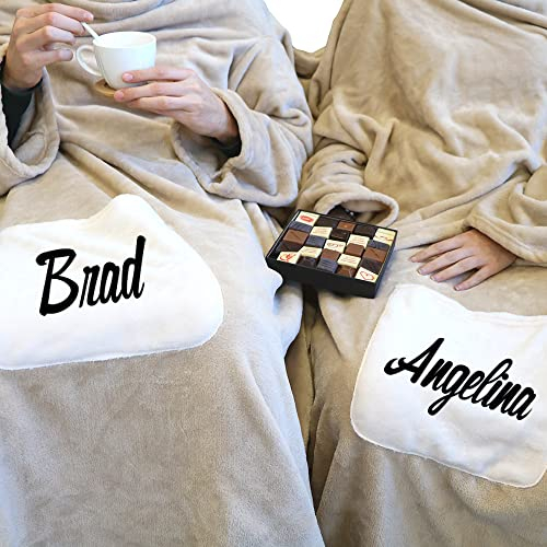 CADEAUX.COM Doppelte Kuscheldecke mit Ärmeln - personalisiert mit Vornamen - TV-Decke, 150 x 240 cm XL - Personalisierbares Geschenk