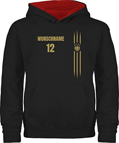 Geschenk mit Namen personalisiert by Shirtracer - Pullover Kinder Hoodie Jungen Mädchen - 2026 Fussball WM Fanartikel - Deutschland Name und Nummer