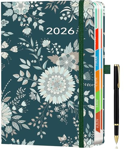 Day by Day 2026 A5 Tageskalender – 1 Tag pro Seite – Tagesplaner, Terminkalender, Buchkalender, Jahresplaner von Januar bis Dezember, mit bunten Monats-Tabs, Mitternachtsblau, inklusive Stift.
