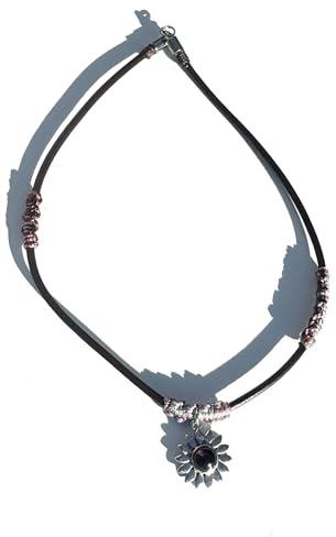 Ethnos Barcelona halsband med hänge av silver och granatsten. Längd: