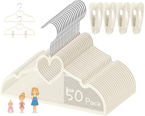 Perchas de terciopelo beige con forma de corazón para bebé, paquete de 50 perchas para niños pequeños de 13 pulgadas con 20 clips, ultra delgadas y apilables para ahorrar espacio