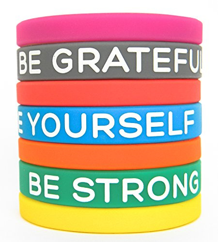 Solza Inspirierende Silikonarmbänder 7-teiliges Armbandset aus Kunststoff, 7 Sprüche um deinen Tag aufzuhellen | Unisex Größe, 20 cm| Nicht toxisch, Hypoallergen
