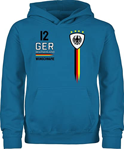 Geschenk mit Namen personalisiert by Shirtracer - Kinder Hoodie Jungen Mädchen - 2026 Fussball Fanartikel - Deutschland WM Trikot Farben