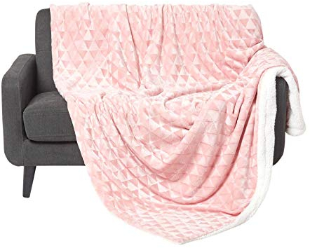 Homescapes Samt Kuscheldecke rosa 160x200 cm, Sherpa Fleece Wohndecke Felloptik, Tagesdecke geometrisch Gemustert