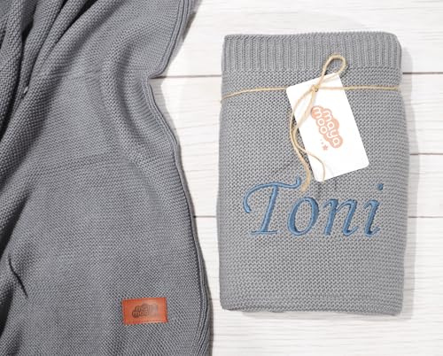 Generisch ★ Babydecke mit Namen Bestickt ★ Bambus & Baumwolle ★ Kuschelig weich & hypoallergen ★ Geschenk zur Geburt & Taufe ★ (Grau, 100 x 80 cm)