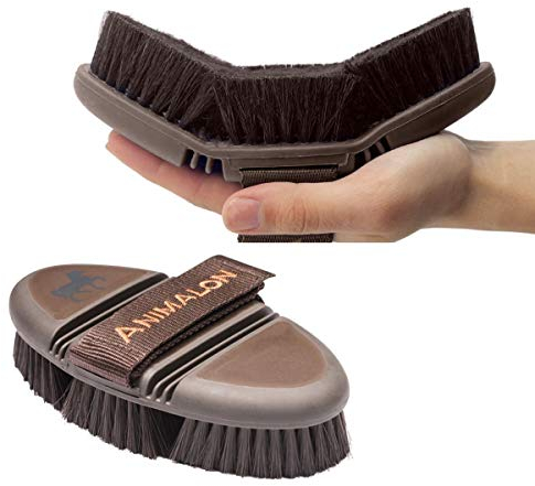 Animalon CareFlex Lammfell-Kardätsche | Flexible & Ergonomische Pferdebürste aus Lammfell und Rosshaar | Pferde Kardätsche | Pferde-Zubehör | Innovatives Putzzeug für Pferde