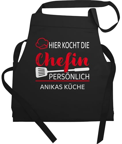 Schürze - Kochschürze Damen Frauen - Hier kocht die Chefin persönlich mit Name - Geschenk Küche Köchin Küchenzubehör Frau Lustig - 60x87 - Schwarz - küchenschürze koch kochschürzen