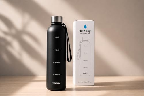 trinksy Trinkflasche 1L – inkl. Trageschlaufe - BPA-frei & auslaufsicher – Edelstahl Deckel – große Sportflasche – Wasserflasche für Gym, Schule & Alltag – kohlensäure geeignet