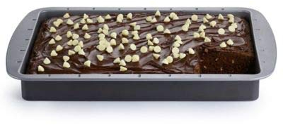 lakeland Traybake Tin – Integral Cutting Guides for Equal Slices