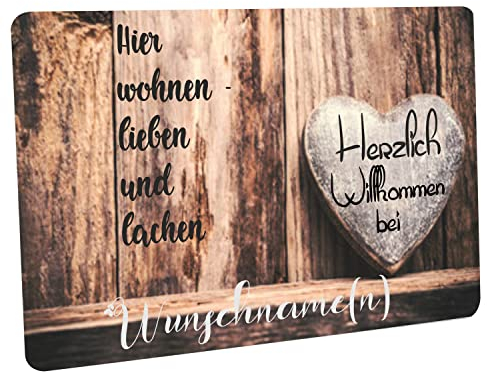 Crealuxe Fussmatte mit Wunschtext/Wunschname 'Hier wohnen, lieben und lachen...' - 60x40 cm - Gummi Rückseite/rutschfest - Filzoberfläche - Bedruckte Türmatte - Innenmatte - Schmutzmatte