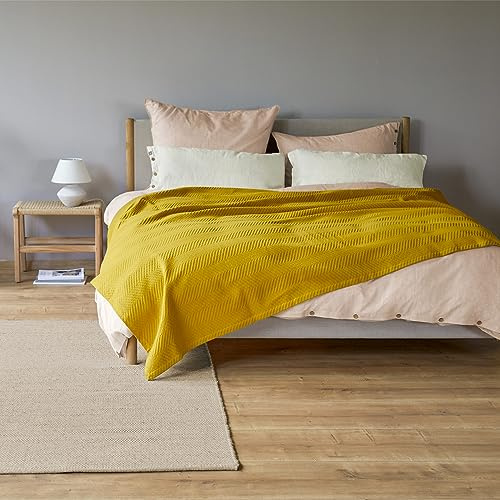 URBANARA Tagesdecke Lixa – 100% Reine Baumwolle, Senfgelb, texturiertes Fischgrat – 275 x 265 cm, Überwurf, Decke, Bettüberwurf, Sofaüberwurf, Baumwolldecke