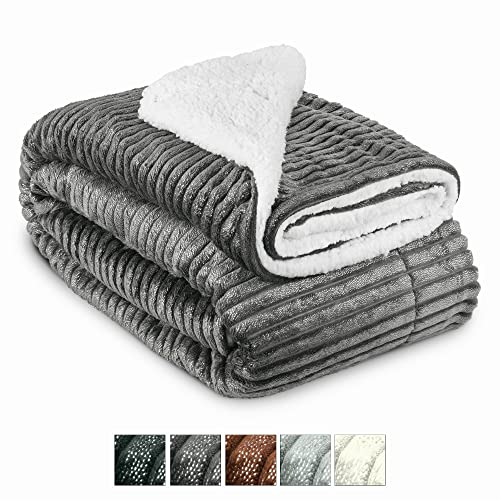 Beautissu XXL Plaid Canape Grande Taille Sherpa 220x240 cm Elisa – Doux Plaid Anthracite Chaud pour Hiver, Canapé – Couverture Polaire avec Effet Scintillant et Imitation Peau d'agneau