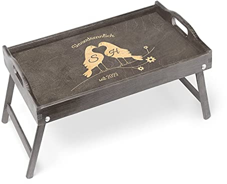 Maverton Betttablett mit Gravur - für Zwei - Sofatisch mit Griffen - klappbar - erhöhter Rand - Geschenk für Paare - Einzugsgeschenk - Hochzeitsgeschenk - Grau - Unzertrennlich