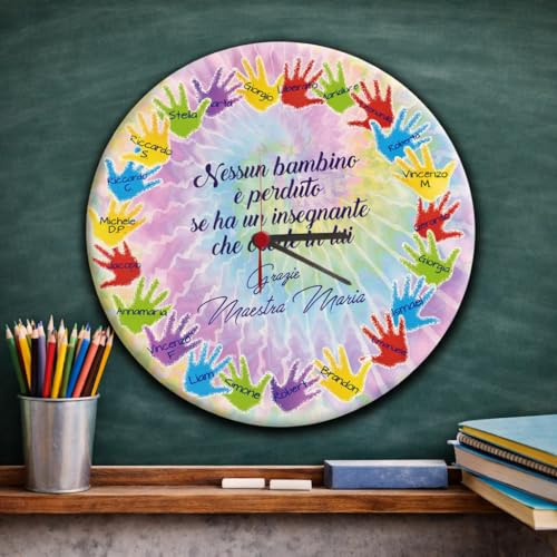 Generico Orologio da parete in legno Personalizzato ''MANINE CON NOMI'' idea regalo di classe fine anno scolastico Maestra asilo nido, scuola materna, elementare infanzia e primaria (CERCHIO)