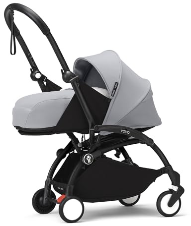 Stokke YOYO3 Gestell (Schwarz) mit 0+ Neugeborenen Set (Stone) - Inklusive Matratze, Fünfpunktgurt, ausziehbarem Verdeck, gepolsterte Schultergurte & schützende Aufbewahrungstasche