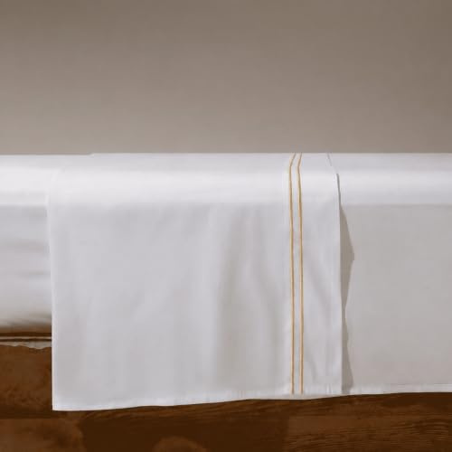 VOUCLER Essence – Sabana Encimera 135cm 100% Algodon Premium Satén 300 Hilos – Cama 135 y 140cm Blanco con Bordado Beige Refinado, Suave y Elegante, Oeko-Tex® (210 X 280 cm)