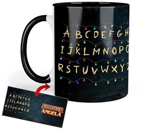Kembilove® Taza Retro Personalizada con Nombre – Estilo Años 80 Tipo Stranger – Diseño Oscuro Inspirado en Series de Misterio – Taza de Cerámica para Café – Regalos Frikis para Fans