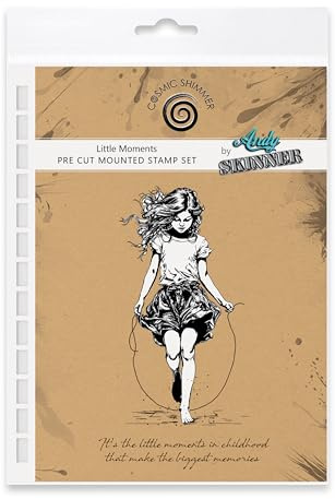 Cosmic Shimmer Little Moments Tampon en caoutchouc pré-découpé par Andy Skinner & Katy Sue. Crée une image de 123 x 64 mm et une citation de 17 x 87 mm pour tamponner dans des supports mixtes, journal