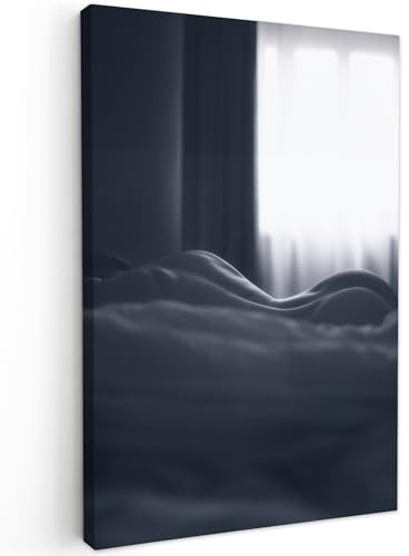 MuchoWow© Cuadros Salon Modernos 40x60 cm Adornos Pared Decorativos Dormitorio Lienzo Pinturas Quadro Decoración Retrato - Mujer - Cama - Blanco y negro