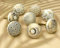 ARTISNO Lot de 8 boutons de porte en céramique doré et blanc crème – Assortiment de motifs vintage et shabby chic pour meubles d'intérieur, armoire, placard, tiroir