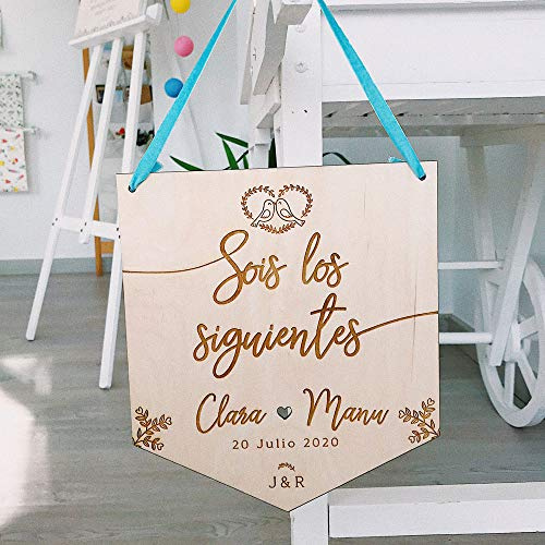 MONAMI - Cartel Personalizado para Boda de Sois los siguientes. Banderín Madera de Haya Grabado, Medida 22x25x0,3 cm con Nombres Personalizados.(Cordel Yute)