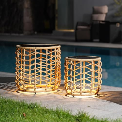 Solar Yard Wave - Juego de 2 mesas nido para exteriores con luces solares integradas, mimbre resistente a la intemperie, estilo bohemio para patio y porche, natural