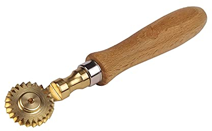 Tagliapasta Rotella Dentata,Taglia Pasta Sfoglia Fresca, Tortellini, Ravioli - Diametro 30 mm in Ottone con Impugnatura in Legno di Faggio [Made in Italy]