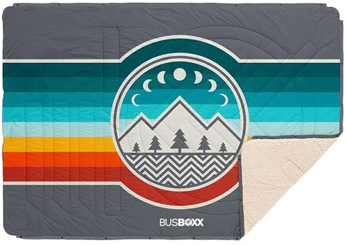 Bus-Boxx VOITED CloudTouch® 4-in-1 Campingdecke – Multifunktionale Outdoor-Decke, Kissen, Schlafsack und Poncho, wasserabweisend, aus recyceltem Materialien (Camp Vibes)