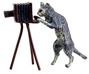 Kunst & Ambiente - Wiener Bronze Figur - Katze mit Kamera - gestempelt - handbemalt - Katzenstatue - Skulpturen online kaufen - Wohndeko für Innen