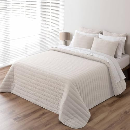 Pierre Cardin Couvre-lit boutis en lin beige avec rembourrage fin. Dimensions pour lit de 150 cm (250 x 270 cm). Toucher soie 100 % microfibre de polyester. Comprend deux taies d'oreiller (50 x 70 cm)