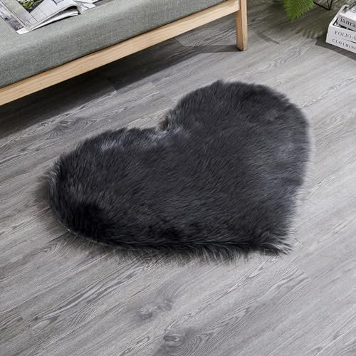 YUGWNN Dunkelgrau Flokati Teppich Waschbar Bettvorleger Fell,Kunstfell Stuhlauflage Dekofell,Herz 70x80cm/27,5x31,4in
