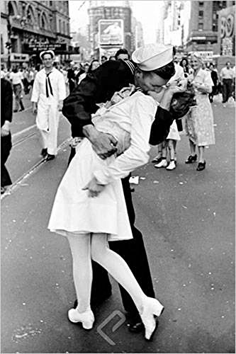 empireposter Eisenstaedt, Alfred Kissing on VJ Day Poster schwarz-Weiss Foto Liebe Küssendes Paar Paare Matrose 61x91,5 cm + 2 St Posterleisten Alu 63 cm