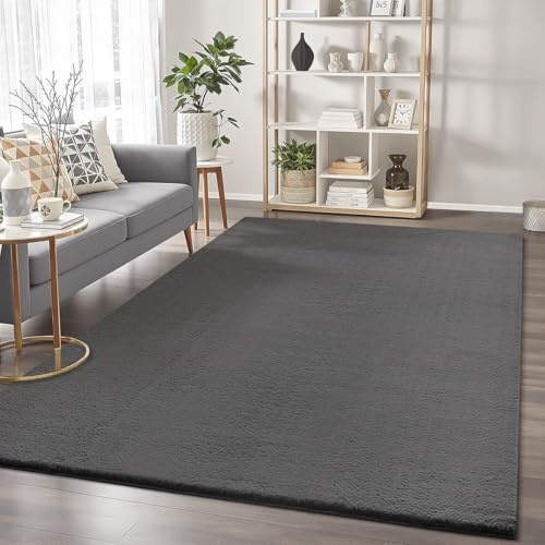 the carpet Cosy – Kuscheliger Fellteppich, Weich & Elegant, Waschbar und Für Fußbodenheizung Geeignet, Öko-Tex Zertifiziert, Hochwertiger Kunstfell Teppich, Anthrazit, 160 x 220 cm