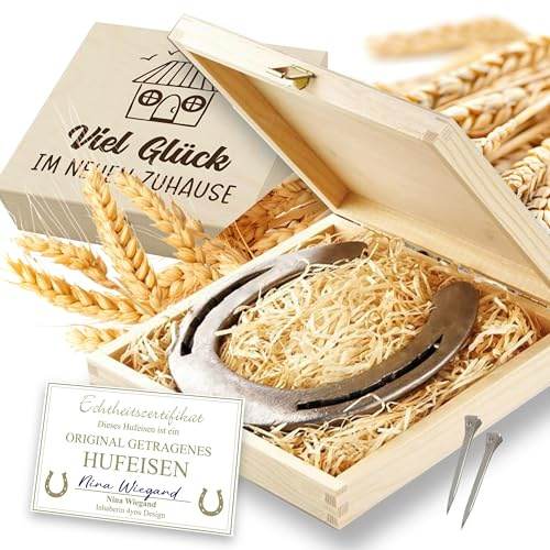 4youDesign | Echtes getragenes Hufeisen in Holzbox mit Gravur „Viel Glück im neuen Zuhause“ | mit Echtheitszertifikat | Geschenk zum Einzug, Hauskauf, Richtfest oder Neubau | DESIGN DUNKEL