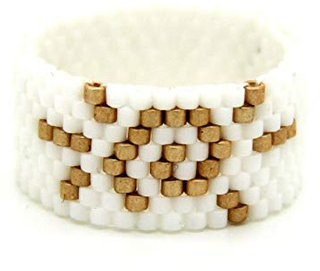 Delica-Glasperlen-Ring in mattem Weiß und Gold, gewebter breiter Bandring Peyote flexibler Perlenring Schmuck Sonne #053 Chiuvana
