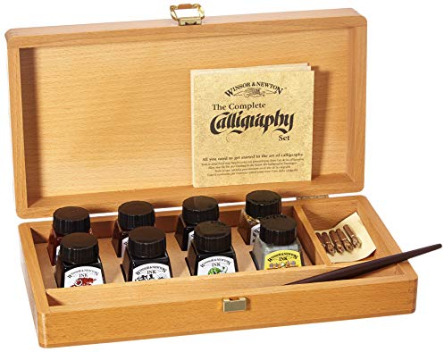 Winsor & Newton 1190193 Kalligraphie Set (8 Zeichentuschen in 14 ml Flaschen, 5 Zeichenfedern, 1 Federhalter und einem A5 Zeichenblock)