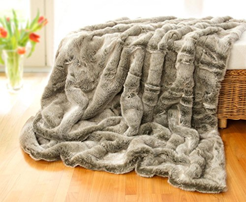Wohnen & Accessoires Felldecke, Fellimitat 5 Größen, Webpelzdecke, Grauwolf mit grau-beigem Fell, Kuscheldecke, Tagesdecke oder Fellkissen (240 x 260 cm)