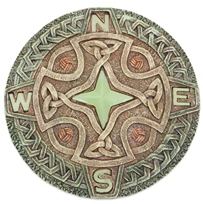 Bits and Pieces - Keltischer Kompass Trittstein Nachtleuchtend - Zierstein für Garten oder Wiese - Leuchtet im Dunklen oder bei Nacht - Dekostein, Garten-deko