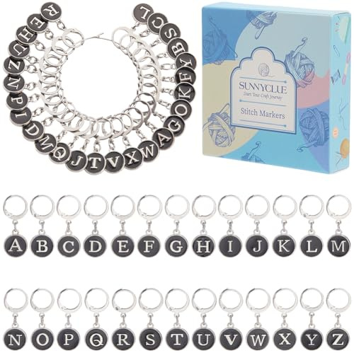 SUNNYCLUE 1 Scatola da 26 Pezzi con Ciondoli per Uncinetto Ciondoli per Punti Smaltati Lettere Argentate in Metlega Nero CHISusura A Scatto con Alfabeto AZ Ciondoli per Lavori A Maglia per La Crea