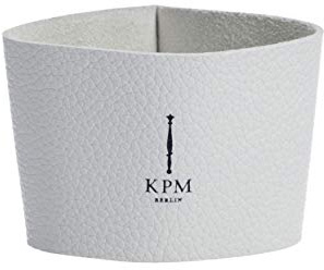 KURLAND lädermanschett för to-Go mugg porslin från KPM Berlin – kaffekopp to-Go – Tee to-Go – det miljövänliga stiluttalandet för kaffe & te – vit lädermanschett med blå logotyp