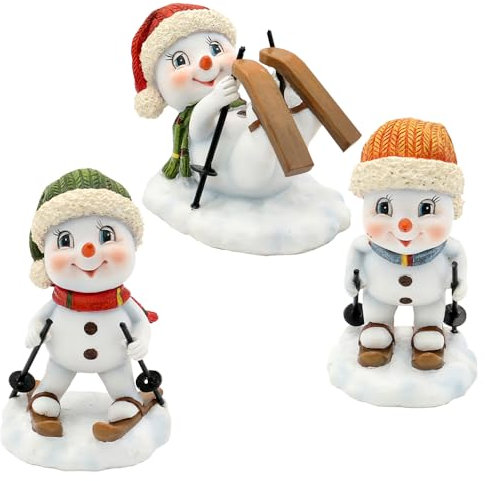 Dekohelden24 Schneemanndeko, Winterkinder, Deko - Schneemann, Schneekinder mit Mütze und Schal grün/rot/orange auf Ski als 3er Set L/B/H 6,5 x 5,5 x 10 cm.