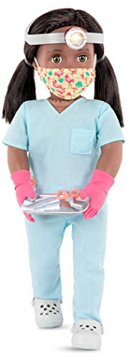 Our Generation Puppe Cierra – 46 cm Puppe mit Arztkleidung, Puppenzubehör und schwarzen Langen Haaren zum Frisieren – Kinder Spielzeug ab 3 Jahren - 45444 HCM Kinzel