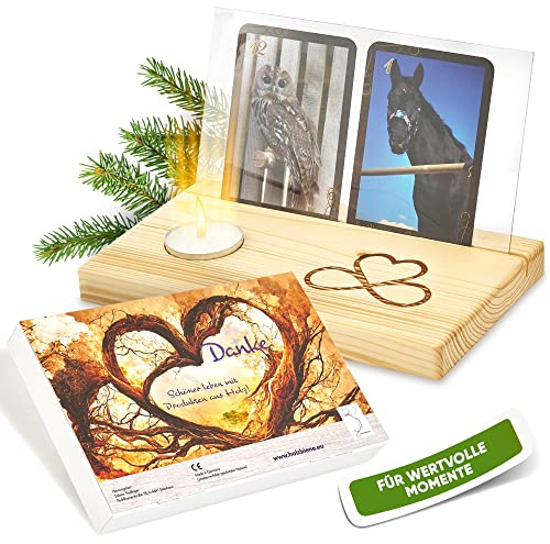 Sabine Thallinger Kartenhalter Holz | Fotohalter, Kartenständer, [HANDGEMACHT] Aus starker Fichte, mit Geschenkverpackung & Kerze (Fi, Danke, Herz)